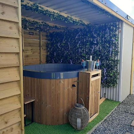Anglesey New Modern Shepherds Hut With Spa Hot Tub Gwalchmai Luaran gambar