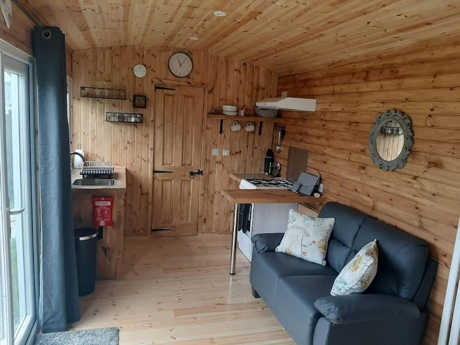 Anglesey New Modern Shepherds Hut With Spa Hot Tub Gwalchmai Luaran gambar