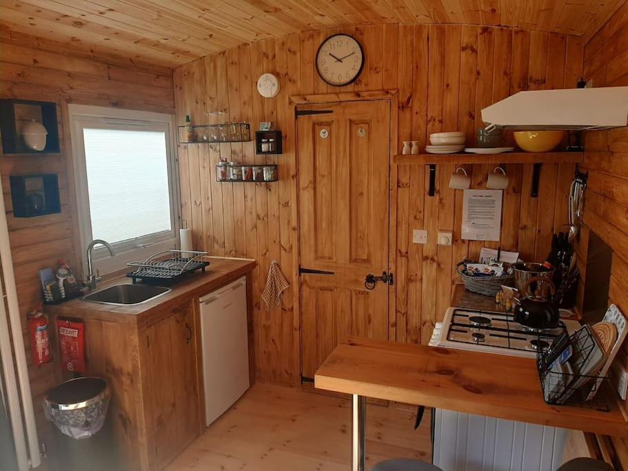 Anglesey New Modern Shepherds Hut With Spa Hot Tub Gwalchmai Luaran gambar