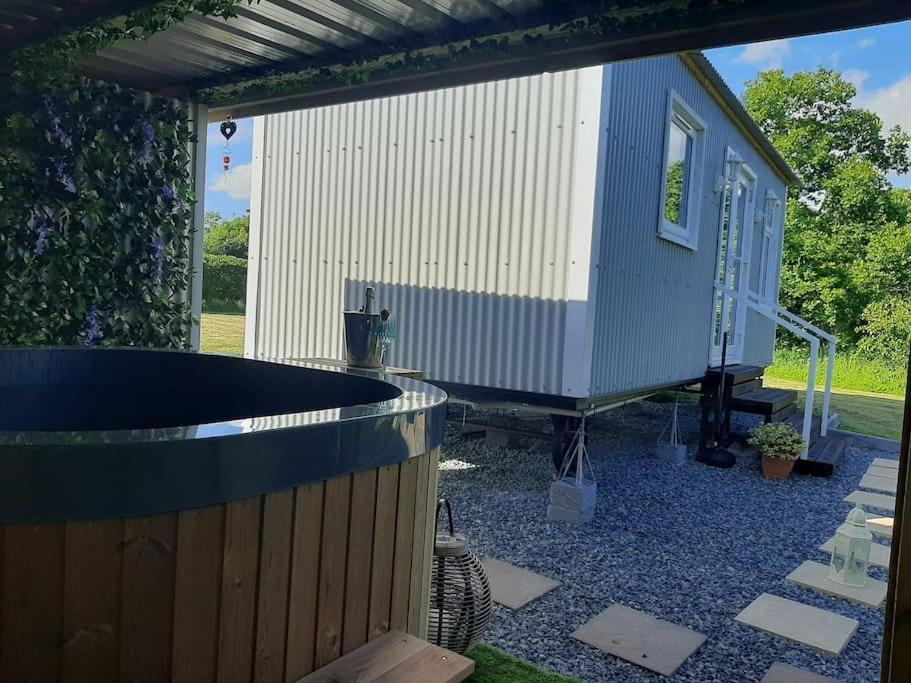 Anglesey New Modern Shepherds Hut With Spa Hot Tub Gwalchmai Luaran gambar