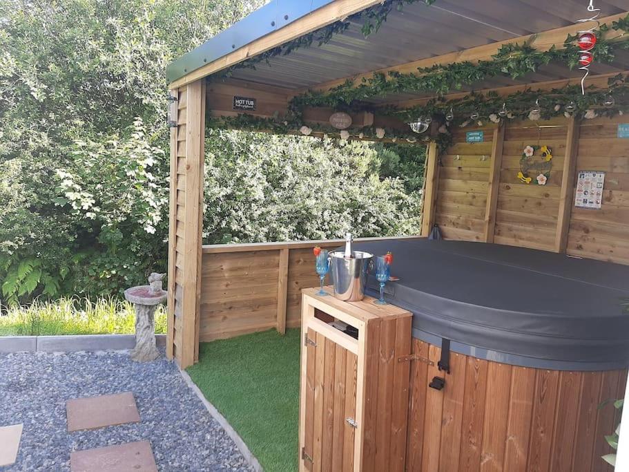 Anglesey New Modern Shepherds Hut With Spa Hot Tub Gwalchmai Luaran gambar