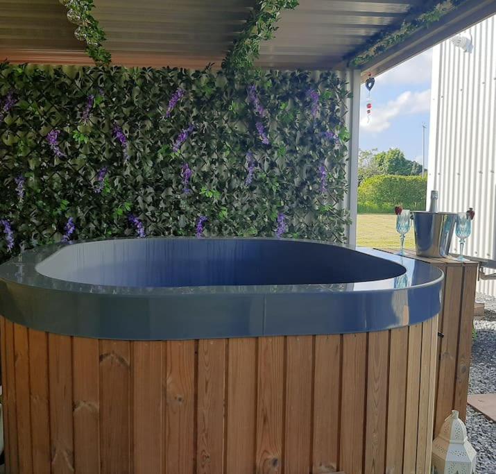 Anglesey New Modern Shepherds Hut With Spa Hot Tub Gwalchmai Luaran gambar