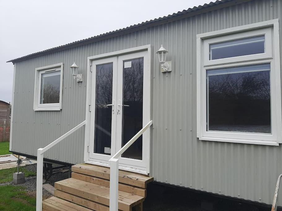 Anglesey New Modern Shepherds Hut With Spa Hot Tub Gwalchmai Luaran gambar