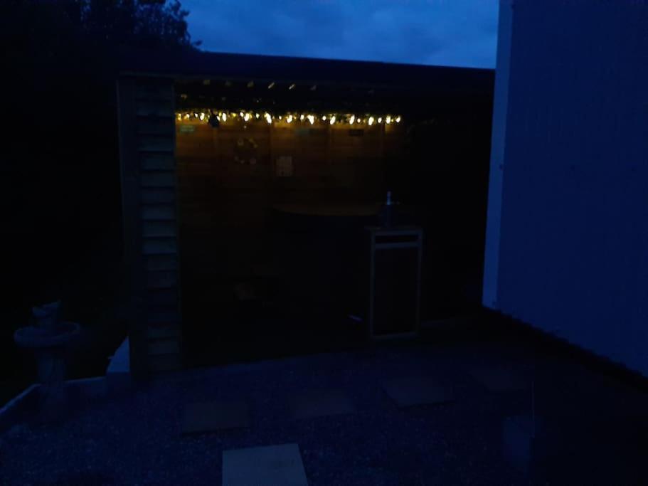 Anglesey New Modern Shepherds Hut With Spa Hot Tub Gwalchmai Luaran gambar