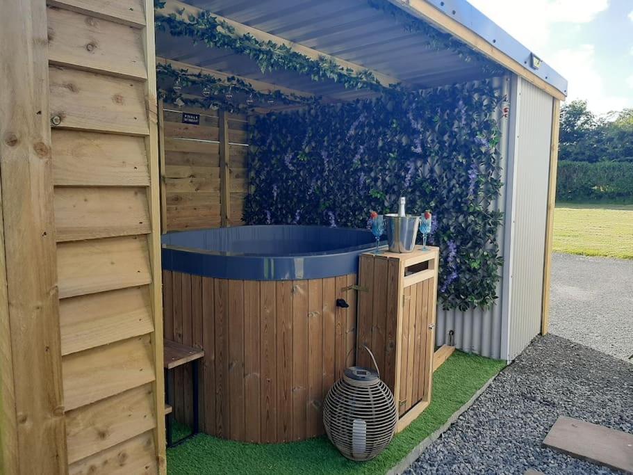 Anglesey New Modern Shepherds Hut With Spa Hot Tub Gwalchmai Luaran gambar