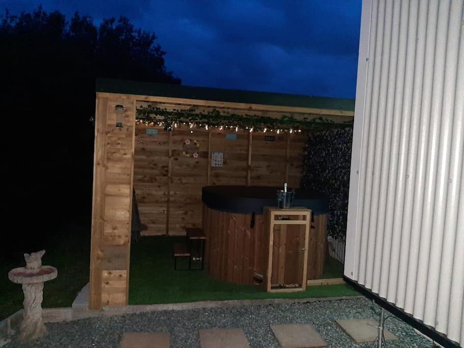 Anglesey New Modern Shepherds Hut With Spa Hot Tub Gwalchmai Luaran gambar