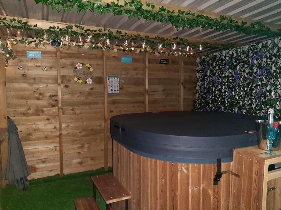 Anglesey New Modern Shepherds Hut With Spa Hot Tub Gwalchmai Luaran gambar
