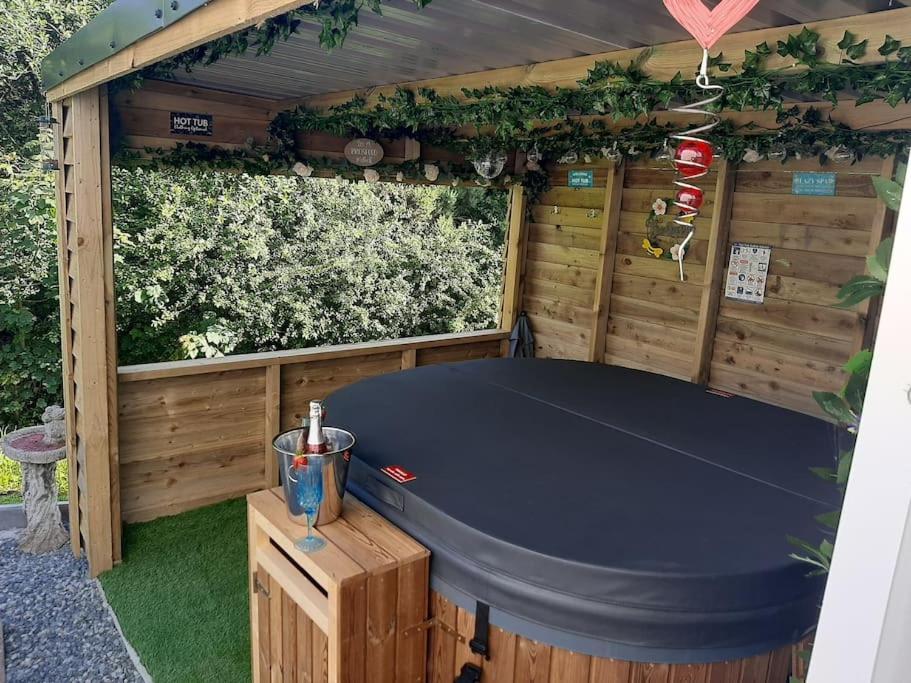 Anglesey New Modern Shepherds Hut With Spa Hot Tub Gwalchmai Luaran gambar