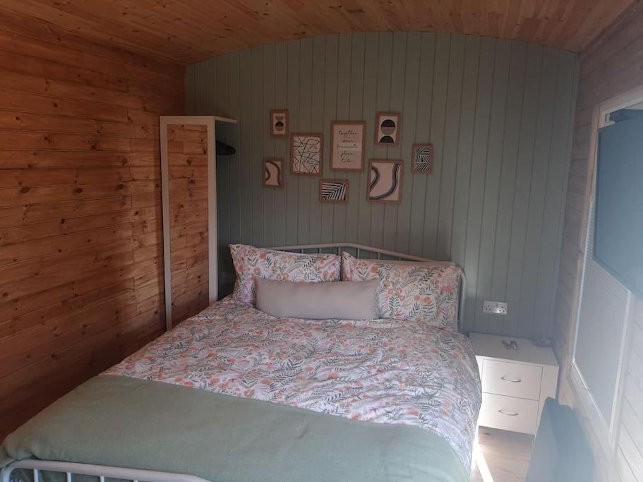 Anglesey New Modern Shepherds Hut With Spa Hot Tub Gwalchmai Luaran gambar