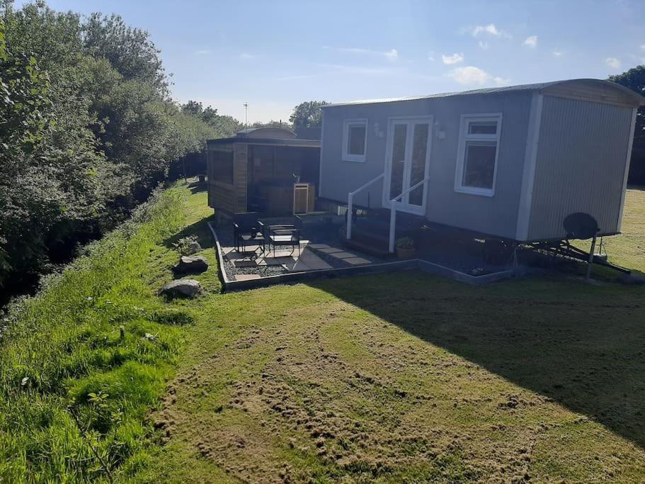Anglesey New Modern Shepherds Hut With Spa Hot Tub Gwalchmai Luaran gambar