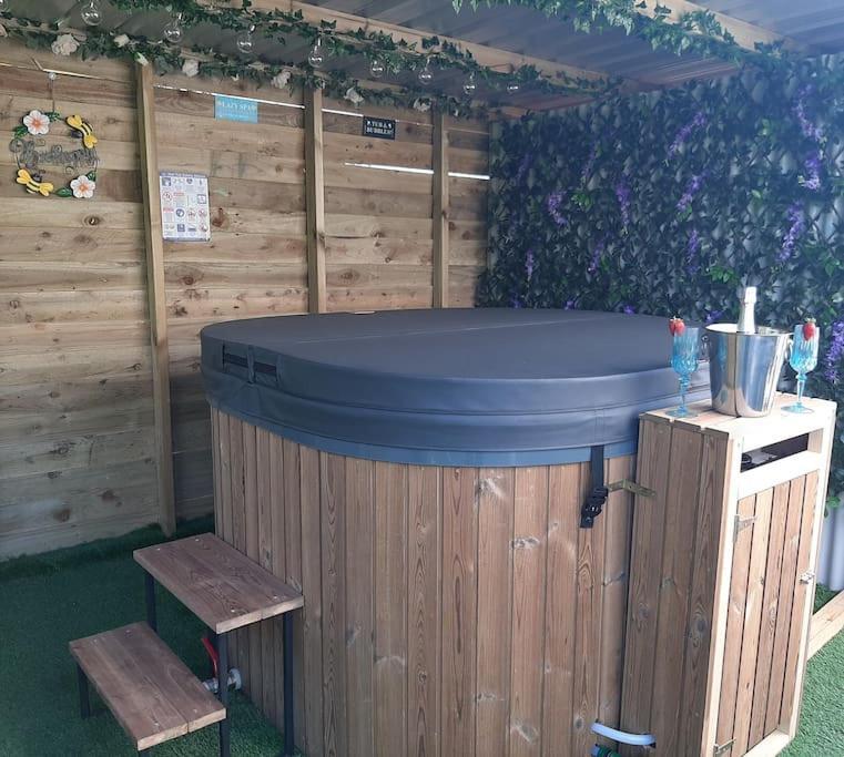 Anglesey New Modern Shepherds Hut With Spa Hot Tub Gwalchmai Luaran gambar
