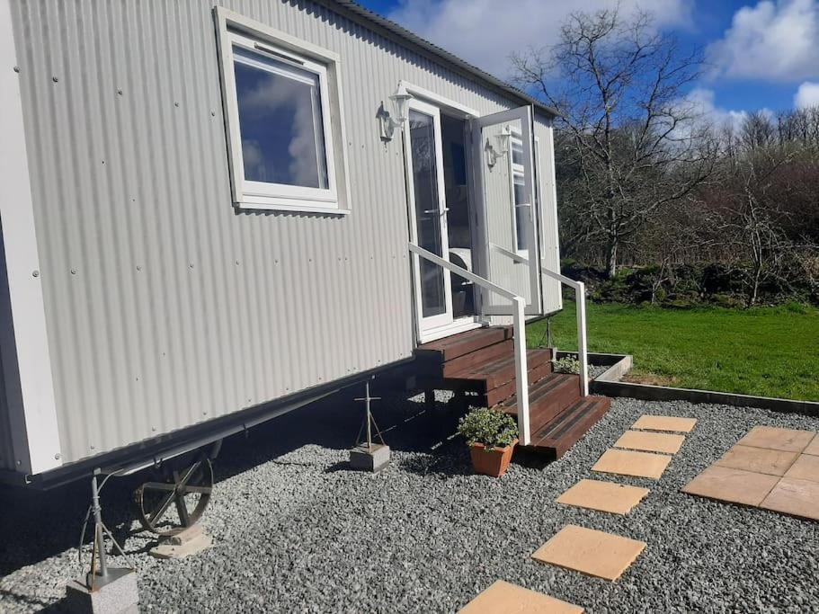 Anglesey New Modern Shepherds Hut With Spa Hot Tub Gwalchmai Luaran gambar