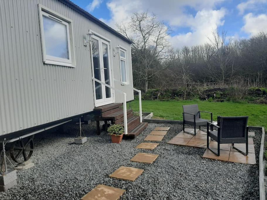 Anglesey New Modern Shepherds Hut With Spa Hot Tub Gwalchmai Luaran gambar