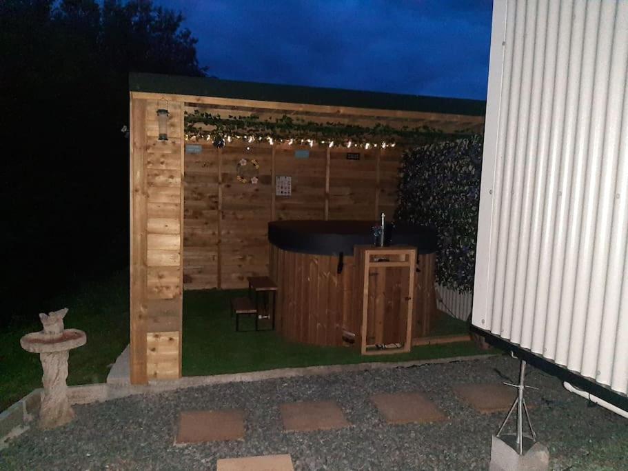 Anglesey New Modern Shepherds Hut With Spa Hot Tub Gwalchmai Luaran gambar